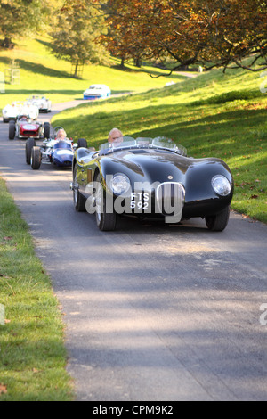 Voitures anciennes conduire par un Jaguar à Dyrham Park South Gloucestershire Banque D'Images