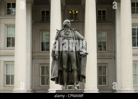 Statue d'Albert Gallatin en face de l'immeuble du trésor national. Washington, D.C., USA Banque D'Images