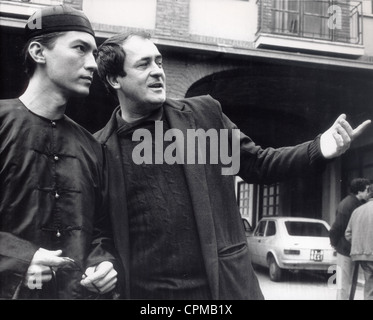 La dernière année de l'empereur : 1987 - UK Directeur : Bernardo Bertolucci John Lone, Bernardo Bertolucci tournage de photos Banque D'Images