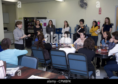 Randi Weingarten ; après, la Fédération américaine des enseignants, président de réunion des enseignants à l'école primaire à Scarsdale, NY Banque D'Images