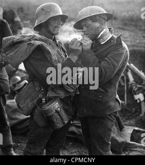 Un allemand et un soldat britannique sur le front occidental, 1918 Banque D'Images