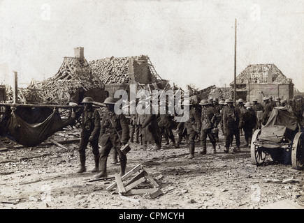 Des soldats britanniques en captivité durant la bataille défensive d'Arras, 1917 Banque D'Images