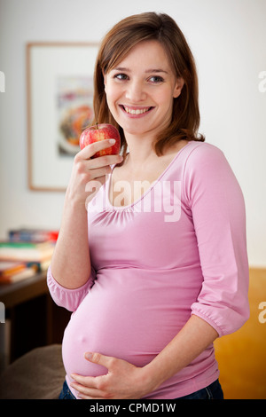 PREGNANT WOMAN EATING Banque D'Images