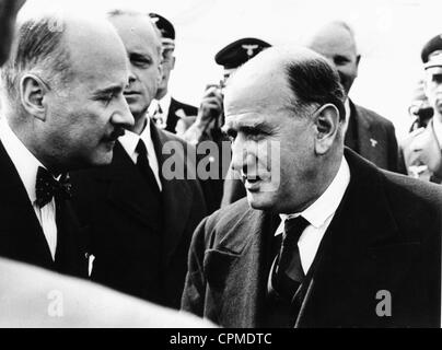 Andre Francois-Poncet Edouard Daladier de vœux à son arrivée à l'aérodrome Oberwiesenfeld, Munich, 1938 (photo n/b) Banque D'Images