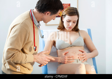 Femme enceinte, contraction Banque D'Images