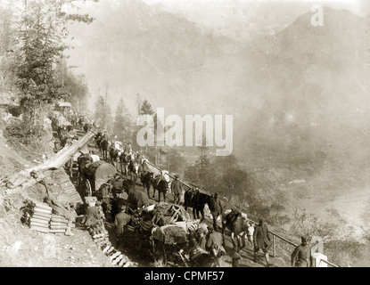 Convoi allemand durant la 12e bataille de l'Isonzo, 1917 Banque D'Images