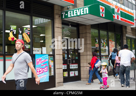 Un magasin 7-Eleven vu dans le quartier Upper West Side à New York Banque D'Images