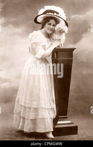 Edna May actrice édouardien avec petit chien Banque D'Images