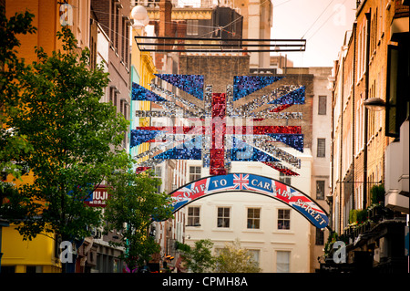 Londres, Carnaby Street décoré d'un Union Jack flag 3D pour les célébrations du Jubilé de diamant de la Reine. Banque D'Images