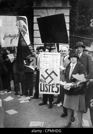 Les élèves à faire la propagande de campagne en face de l'université de Berlin, 1928 Banque D'Images