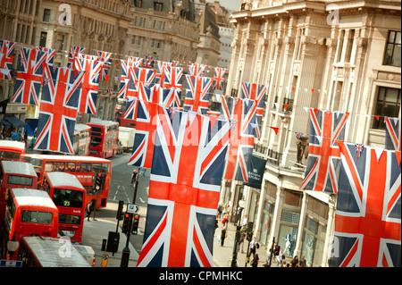 La London Regent Street ornés de drapeaux Union Jack pour les célébrations du Jubilé de diamant de la Reine. Banque D'Images