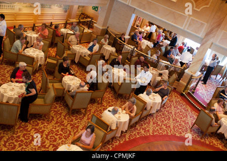 Steward servant le thé l'après-midi, des sandwiches, des gâteaux, des scones avec de la crème caillée, à bord de la Cunard Queen Victoria Banque D'Images