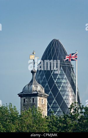 Le Gherkin, Londres la Tour de Londres et l'Union Jack flag comme vu du sud-est. Banque D'Images
