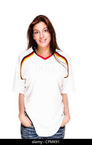 Smiling woman wearing football shirt avec les mains dans ses poches sur fond blanc Banque D'Images