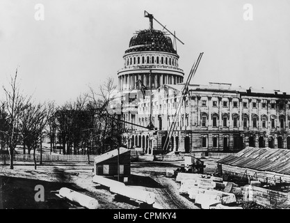 Construction du dôme de remplacement néoclassique en fonte du bâtiment du Capitole des États-Unis pendant la guerre de Sécession de 1864 à Washington, DC, États-Unis. Le dôme a été conçu par le 4e architecte du Capitole, Thomas U. Walter et a remplacé un dôme en cuivre plus petit. Banque D'Images