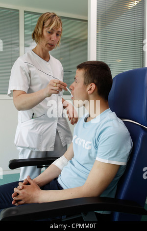 Adolescent d'un test d'allergie Banque D'Images