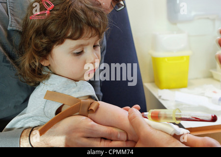 Les échantillons de sang chez un enfant Banque D'Images