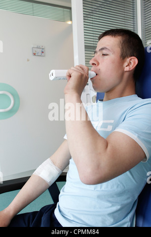 La respiration, la spirométrie ADOLESCENT Banque D'Images