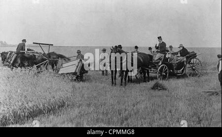 Le prince Otto von Bismarck visites paysans durant la récolte, 1897 Banque D'Images