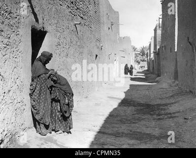 Scène de rue dans la ville oasis de Biskra, 1926 Banque D'Images