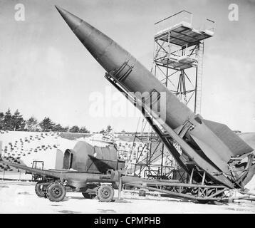 Missiles V-2 allemand est élevé jusqu'en préparation pour le décollage (b/w) photo Banque D'Images