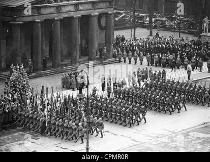 Parade en face de la Neue Wache sur le Jour du souvenir des Héros, 1936 Banque D'Images