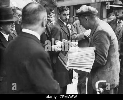 Les gens achètent des journaux de Berlin après la mort de Reich Le Président von Hindenburg, 1934 Banque D'Images