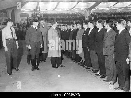 Adolf Hitler avec SA les hommes dans le Palais des sports de Berlin, 1932 Banque D'Images