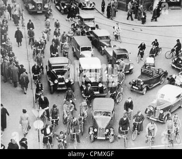 Le trafic sur la Marienplatz à Munich Banque D'Images