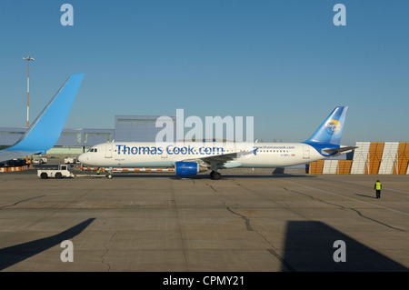 Thomas Cook airbus A321 sur l'inversion de l'aéroport East Midlands England uk Banque D'Images