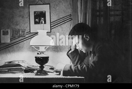 Un élève lit dans sa chambre, 1930 Banque D'Images