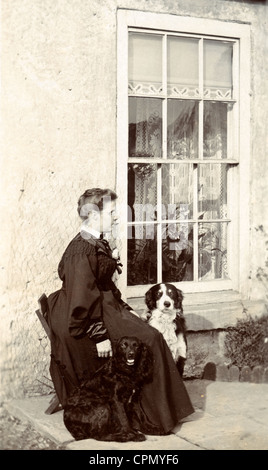 Femme d'âge moyen à l'extérieur avec deux chiens Banque D'Images