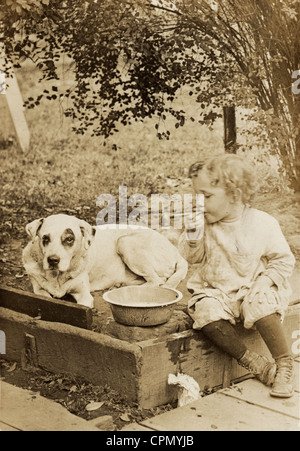 Petit garçon soufflant des bulles de savon avec chien Banque D'Images