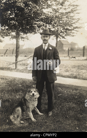 Homme d'âge moyen élégant dans le pays avec son Collie Banque D'Images