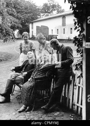 La famille paysanne est assis en face de sa cour, 1938 Banque D'Images