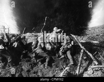 Les soldats allemands pendant la guerre des tranchées, comme illustré dans le film "der Weltkrieg,' 1928 Banque D'Images