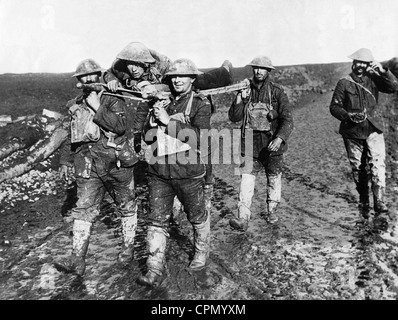 Soldats américains de sauver un blessé sur le front occidental pendant la Première Guerre mondiale, 1918 Banque D'Images