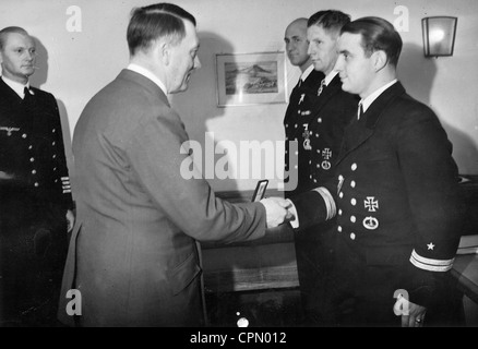Adolf Hitler donne les ordres d'officiers de marine, 1942 Banque D'Images