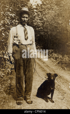 Scruffy Middle aged Man Taking petit chien Banque D'Images