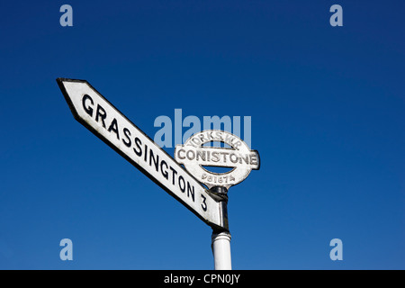 West Riding of Yorkshire signpost cocarde , contenant le nom de la paroisse civile et les six chiffres de quadrillage de référence. Banque D'Images