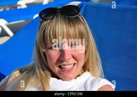Jeune femme sur les transats, Talayot Apartments, Cala'n Blanes, Minorque, Iles Baléares, Espagne Banque D'Images