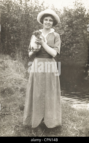 Jeune femme tient fermement enroulés chiot Banque D'Images