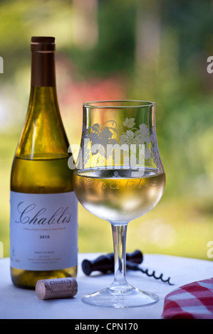 'Chablis' gravé verre de dégustation cave bouchons de liège) et le tire-bouchon de table terrasse en fin d'après-midi soleil Banque D'Images