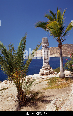 Le dirigeant d'une statue aztèque en pierre se trouve au bord de la mer de Cortez dans la station balnéaire de Cabo San Lucas sur la péninsule de Baja California au Mexique. Banque D'Images