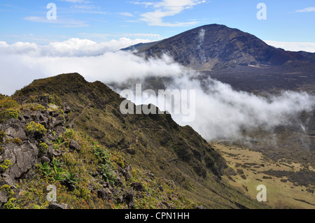 Les nuages rouler dans Halemauu le long de la piste du parc national de Haleakala Maui, Hawaii Banque D'Images