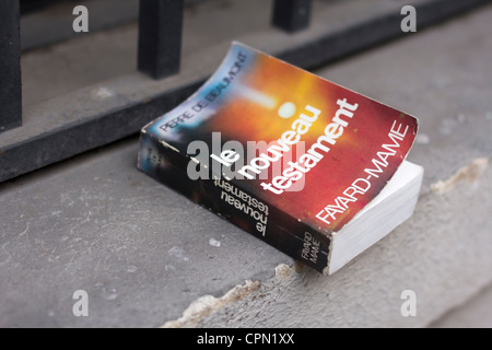 Traduction française du Nouveau Testament laissé sur une corniche à Rouen, France Banque D'Images