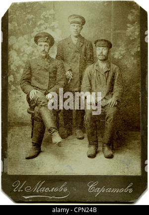 Un studio photo de trois cheminots Banque D'Images