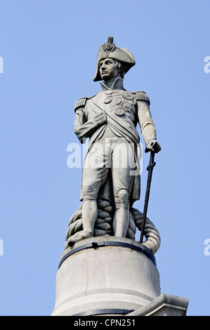 Statue de l'amiral Nelson sur le dessus de la colonne de Nelson à Trafalgar Square à Londres, Angleterre, RU Banque D'Images