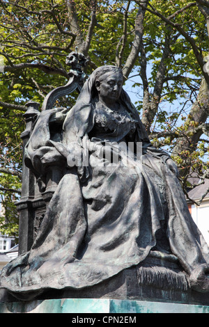 Statue de la reine Victoria assis sur trône à Tynemouth, Angleterre du Nord-Est, Royaume-Uni Banque D'Images