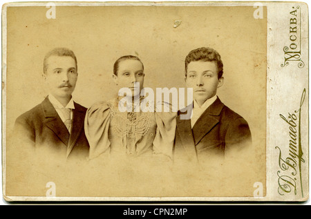 Une photo montre deux jeunes hommes et les jeunes femme Banque D'Images